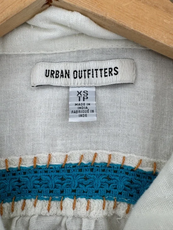 Urban Outfitters Top Rowan Embroidered Button Down Boxy Shirt XS - Picture 10 of 11